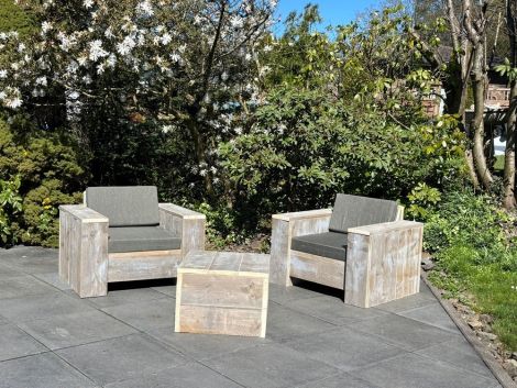 Bauholz Lounge Sessel Balingen mit Grey Wash Öl und Cartenza 110 Ferrari Red Kissen
