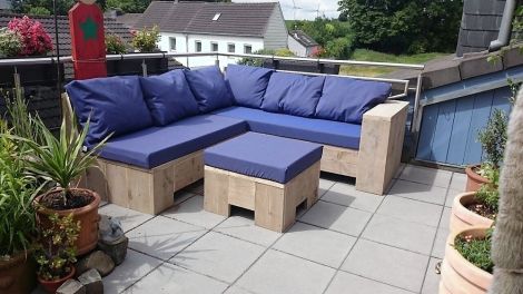 Beistelltisch Nürnberg 60 x 60 x 32 cm aus Bauholz mit transparentem Öl. (Kissen auf Ecksofa: Cartenza 122 Ocean Blue)