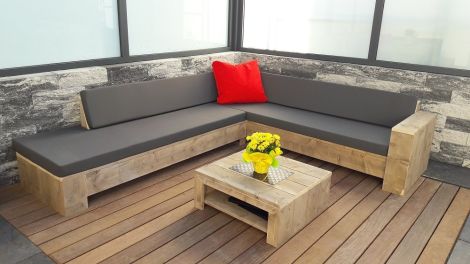 Gartenmöbel aus Bauholz: Beistelltisch Stolberg in 80 x 80 cm mit transparentem Öl. (Kissen auf Ecksofa: Southend 160 Anthracite)