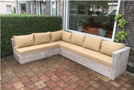 Bauholz Ecksofa Nordhorn mit Grey Wash Öl, Cartenza 150 Camel Kissen und Flopkissen anstatt durchgehendes Rückenkissen