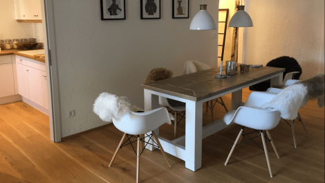 Bauholztisch Innsbruck im Landhaus-Stil mit Tischplatte gelackt