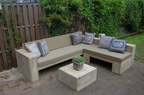 Bauholz Beistelltisch Herne mit White Wash Öl. (Kissen auf Sofa: Cartenza 167 Graphite)