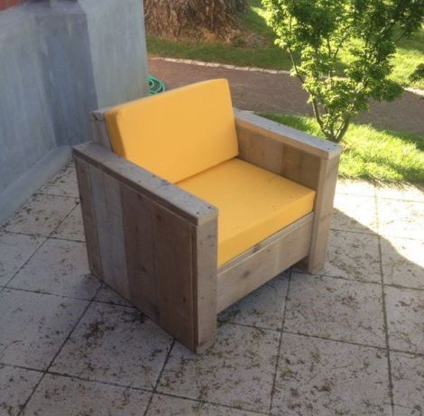 Bauholz Lounge Sessel Nürnberg mit transparentem Öl und Cartenza 050 Yellow Kissen