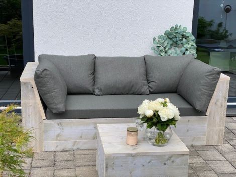 Bauholz Lounge Sofa Erbach mit White Wash Behandlung, Cartenza 163 Anthracite Kissen 