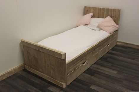 Bauholz Möbel - Bett Krefeld mit Lack