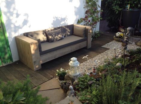 Bauholz Outdoor Sofa Stuttgart mit transparentem Öl und 167 Graphite Kissen