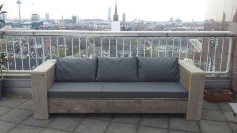 Bauholz Outdoor Sofa Stuttgart mit transparentem Öl und 167 Graphite Kissen