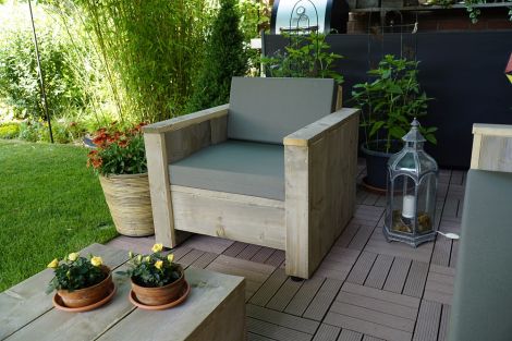 Bauholz Lounge Sessel Nürnberg mit Grey Wash Öl und Kissen in Wifera 162 Anthracite 