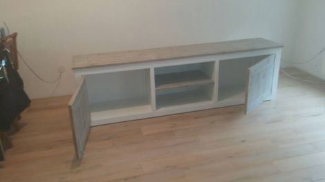 TV-Schrank Grimma aus Bauholz mit Grey Wash Beize, Landhaus-Stil