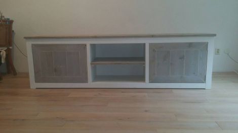 TV-Schrank Grimma aus Bauholz mit Grey Wash Beize, Landhaus-Stil