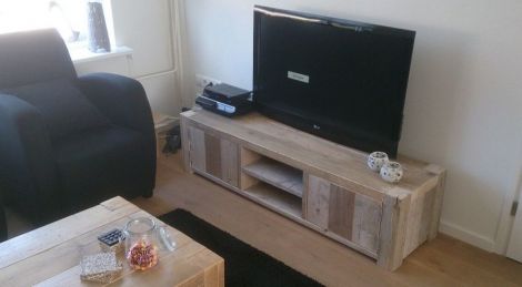 TV Möbel Amberg aus lackiertem Bauholz