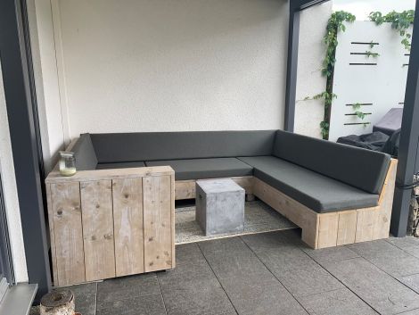 Bauholz U-Loungebank Hamburg mit einer Armlehne 200 x 300 x 200 cm mit White Wash Öl und Kissen in Cartenza 167 Graphite 