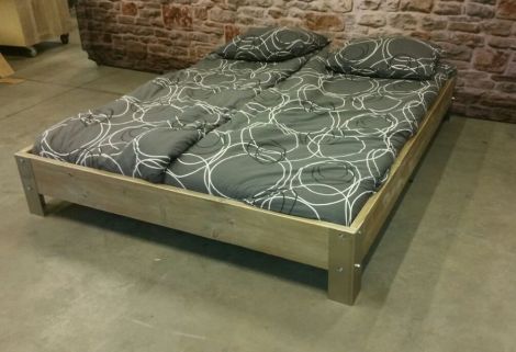 Bauholz Möbel - Bett Halle mit Lack