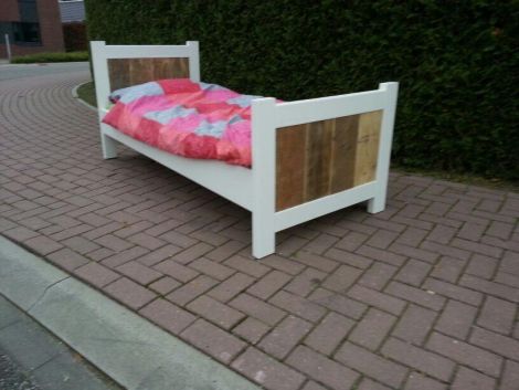 Möbel aus Bauholz - Bett Oberusel Landhaus-Stil 