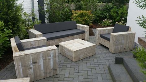 Bauholz Beistelltisch Herne mit White Wash Öl. (Kissen auf Sofa: Cartenza 167 Graphite)