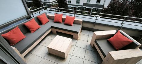 Douglasie Lounge Ecksofa Bonn 240 x 200 cm mit Grey Wash Öl und Kissen in Vinicio 161 Grey, dazu Beistelltisch Herne 60 x 60 x 32 cm 
