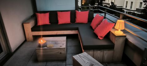 Douglasie Lounge Ecksofa Bonn 240 x 200 cm mit Grey Wash Öl und Kissen in Vinicio 161 Grey, dazu Beistelltisch Herne 60 x 60 x 32 cm 