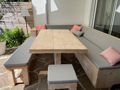 Garten Eckbank Freiberg 225 x 295 cm aus White Wash geölter Douglasie mit Kissen Cartenza 165 Ash Grey, dazu Gartentisch Bochum 190 x 97 cm, Gartenbank Gera 190 cm und Hocker Schwabach