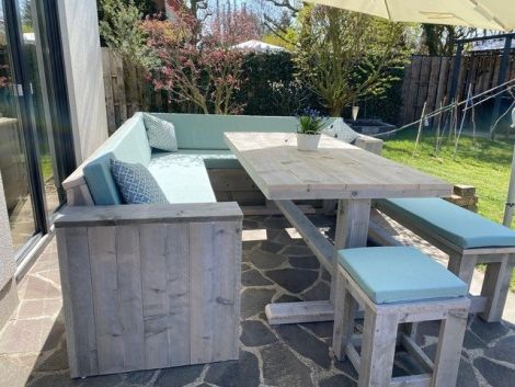 Bauholz Eckbank Plauen 280 x 250 cm, Gartentisch Bochum 190 x 97 cm, Gartenbank Gera 190 und Hocker Schwabach, alles mit Grey Wash Öl und Kissen Southend 221 Sea Green