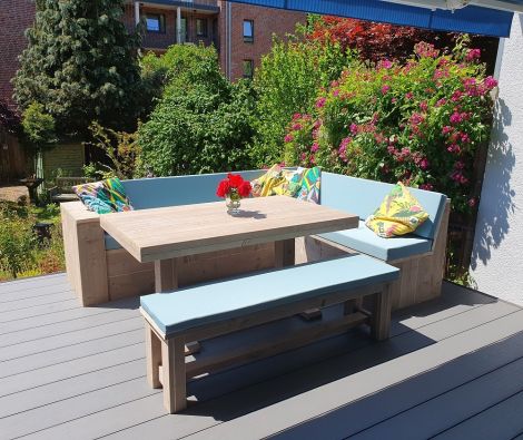 Bauholz Eckbank Freiberg 260 x 200 cm mit Grey Wash Öl und Kissen Cartenza 042 Sky Blue, dazu Gartentisch Bochum 160 x 97 cm mit 5 cm Tischplatte und Gartenbank Gera 160 cm 