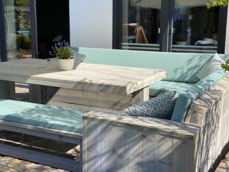 Bauholz Eckbank Plauen 280 x 250 cm, Gartentisch Bochum 190 x 97 cm, Gartenbank Gera 190 und Hocker Schwabach, alles mit Grey Wash Öl und Kissen Southend 221 Sea Green