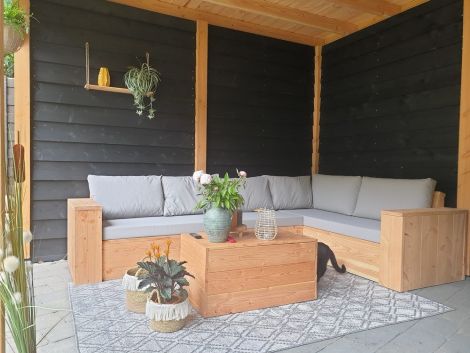 Bauholz Gartenmöbel: Ecksofa Berlin Vorderseite geschlossen mit transparentem Öl und Kissen in cartenza 167 Graphite 