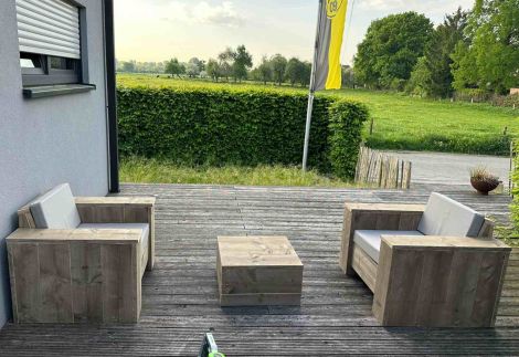 Bauholz Lounge Set Memmingen mit Grey Wash Öl, Cartenza 110 Ferrari Red Kissen