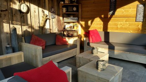 Bauholz Lounge Sofa Nürnberg mit transparentem Öl, Cartenza 167 Graphite Kissen