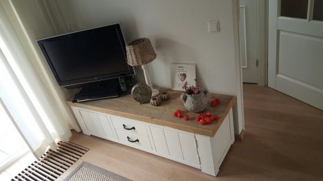 Bauholz TV Möbel Kufstein im Landhaus-Stil deckend weiß - Deckplatte mit Lack