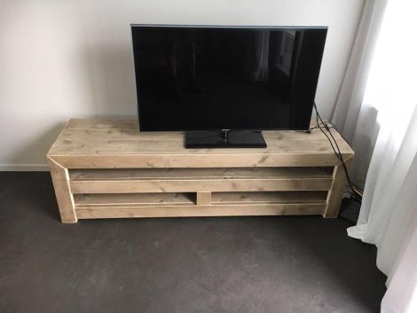 TV Schrank Konstanz aus lackiertem Bauholz