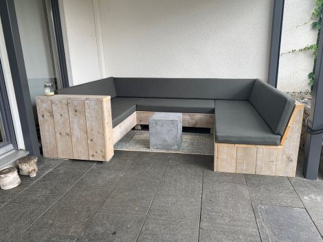 Bauholz U-Loungebank Hamburg mit einer Armlehne 200 x 300 x 200 cm mit White Wash Öl und Kissen in Cartenza 167 Graphite 