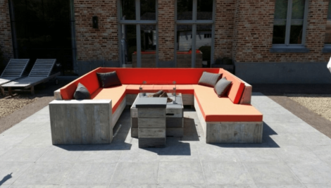 U-Lounge Sofa Leipzig aus Bauholz mit White Wash Öl und Kissen in Cartenza 100 Orange 